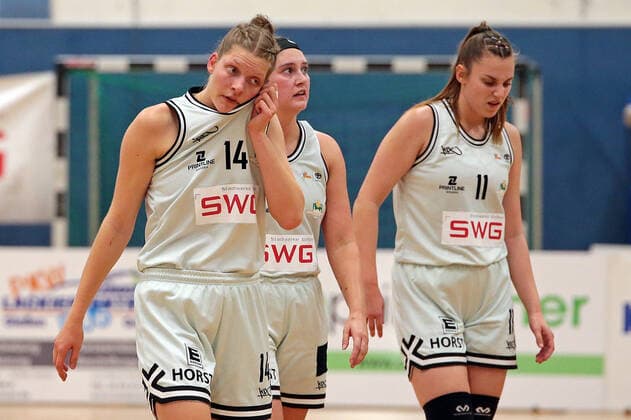 27 10 2021, xovx, Basketball Women DBBL Cup, Bender Baskets Grünberg TK Hannover Luchse v l Alva Hedrich Bender Baskets Grünberg , Olivia Nash Bender Baskets Grünberg , Lena Dziuba Bender Baskets Grünberg disappointed, disappointed looking Grünberg Sporthalle Theo Koch Schule Hessen Germany DE