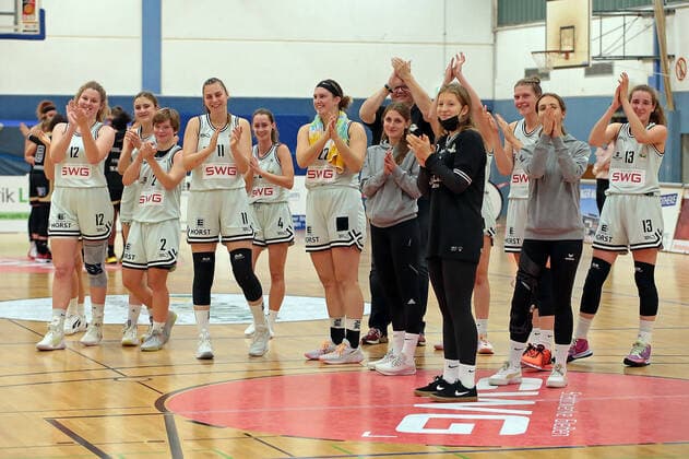 27 10 2021, xovx, Basketball Damen DBBL Pokal, Bender Baskets Grünberg TK Hannover Luchse Mindfully beaten and with the 50 97 defeat against Hannoveer, the players of Bender Baskets Grünberg Sporthalle Theo Koch Schule Hessen Deutschland EN