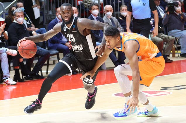 Sport Bilder des Tages October 27, 2021, Bologna, Italy: Jakarr Sampson (Segafredo Virtus Bologna) during the Eurocup tournament match Segafredo Virtus Bologna Vs. Ratiopharm Ulm at the Paladozza sports palace - Bologna, October 27, 2021 Basketball EuroCup Championship - Virtus Bologna vs Basketball Ulm, Bologna, Italy  - ZUMAl164 20211027_zsa_l164_147 Copyright: xMichelexNuccix