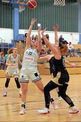 27 10 2021, xovx, Basketball Women DBBL Cup, Bender Baskets Grünberg TK Hannover Luchse v l Nele Weinand Bender Baskets Grünberg , Olivia Nash Bender Baskets Grünberg , Finja Schaake TK Hannover Luchse , Anne Zipser TK Hannover Luchse Grünberg Sporthalle Theo Koch Schule Hessen Germany DE