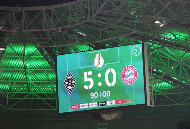 Sport Themen der Woche KW43 Sport Bilder des Tages Sport Bilder des Tages 27.10.2021, Fussball DFB Pokal 2021 2022, 2. Runde, Borussia Mönchengladbach - FC Bayern München, im Borussia-Park Mönchengladbach. Auf der Anzeigetafel steht sie geschrieben, die historische Niederlage von 0:5 für den FC Bayern ***DFL and DFB regulations prohibit any use of photographs as image sequences and or quasi-video.*** *** 27 10 2021, Football DFB Pokal 2021 2022, 2 Round, Borussia Mönchengladbach FC Bayern Munich, at Borussia Park Mönchengladbach It is written on the scoreboard, the historic defeat of 0 5 for FC Bayern DFL and DFB regulations prohibit any use of photographs as image sequences and or quasi video