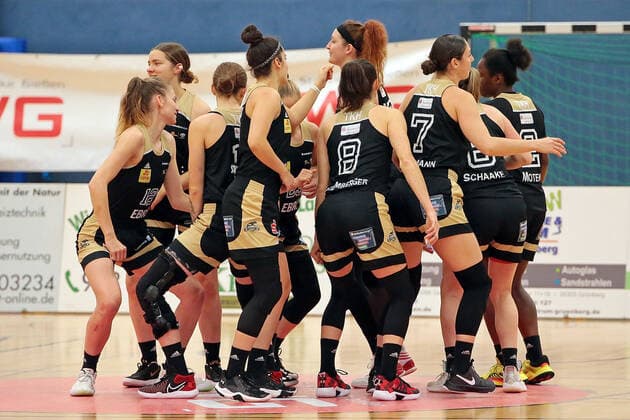 27 10 2021, xovx, Basketball Damen DBBL Pokal, Bender Baskets Grünberg TK Hannover Luchse Die Mannschaft des TK Hannover schwören sich ein Grünberg Sporthalle Theo Koch Schule Hessen Deutschland EN