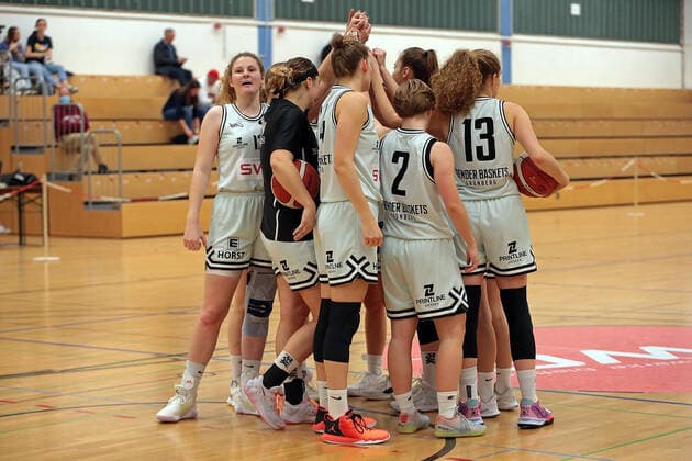27 10 2021, xovx, Basketball Damen DBBL Pokal, Bender Baskets Grünberg TK Hannover Luchse The Bender Baskets Grünberg team swears in Grünberg Sporthalle Theo Koch Schule Hessen Germany EN