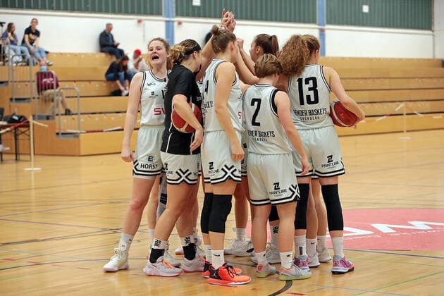 27 10 2021, xovx, Basketball Damen DBBL Pokal, Bender Baskets Grünberg TK Hannover Luchse The Bender Baskets Grünberg team swears in Grünberg Sporthalle Theo Koch Schule Hessen Germany EN