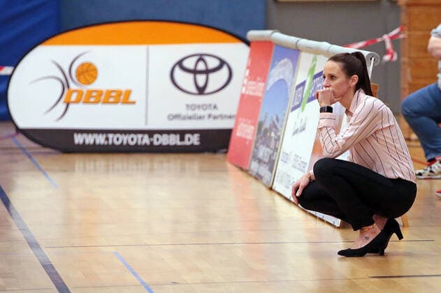 27 10 2021, xovx, basketball women DBBL cup, Bender Baskets Grünberg TK Hannover Luchse coach Sidney Parsons TK Hannover Luchse , punter Grünberg Sporthalle Theo Koch Schule Hessen Germany EN