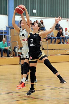 27 10 2021, xovx, Basketball Women DBBL Cup, Bender Baskets Grünberg TK Hannover Luchse v l Alva Hedrich Bender Baskets Grünberg , Patricia Broßmann TK Hannover Luchse Grünberg Sporthalle Theo Koch Schule Hessen Germany DE
