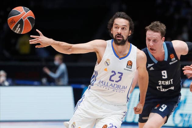 Zenit St Petersburg V Real Madrid - Turkish Airlines EuroLeague Dmitry Kulagin (R) of Zenit and Sergio Llull of Real Madrid in action during the EuroLeague Basketball match between Zenit St. Petersburg and Real Madrid on October 27, 2021 at Yubileyny Sports Palace in Saint Petersburg, Russia. Saint Petersburg Russia  Copyright: xMikexKireevx kireev-notitle211027_np5ip