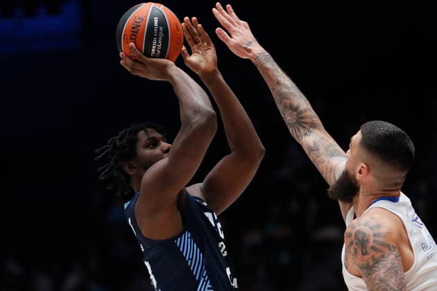 Zenit St Petersburg V Real Madrid - Turkish Airlines EuroLeague Alex Poythress (L) of Zenit and Vincent Poirier of Real Madrid in action during the EuroLeague Basketball match between Zenit St. Petersburg and Real Madrid on October 27, 2021 at Yubileyny Sports Palace in Saint Petersburg, Russia. Saint Petersburg Russia  Copyright: xMikexKireevx kireev-notitle211027_np9lH