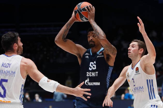 Zenit St Petersburg V Real Madrid - Turkish Airlines EuroLeague Jordan Mickey (C) of Zenit in action against Rudy Fernandez (L) and Fabien Causeur of Real Madrid during the EuroLeague Basketball match between Zenit St. Petersburg and Real Madrid on October 27, 2021 at Yubileyny Sports Palace in Saint Petersburg, Russia. Saint Petersburg Russia  Copyright: xMikexKireevx kireev-notitle211027_np5DC