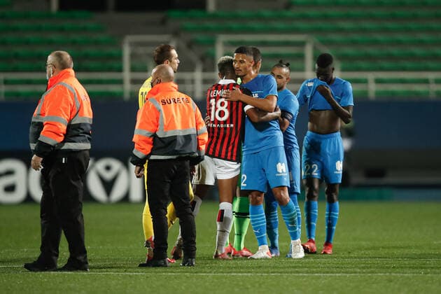 Les deux equipes se saluent FOOTBALL : Nice vs Marseille - J3- Ligue1 Ubereat - 27 10 2021 AurelienMorissard Panoramic 