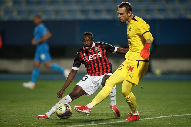 Pau Lopez (Marseille) vs Hassane Kamara (Nice) FOOTBALL : Nice vs Marseille - J3- Ligue1 Ubereat - 27 10 2021 AurelienMorissard Panoramic 