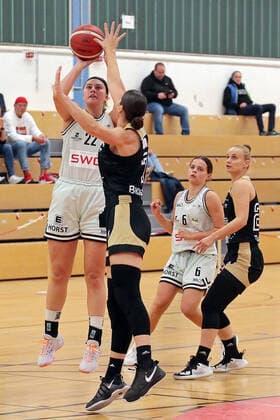 27 10 2021, xovx, Basketball Women DBBL Cup, Bender Baskets Grünberg TK Hannover Luchse v l Olivia Nash Bender Baskets Grünberg , Patricia Broßmann TK Hannover Luchse , Nina Horvath Bender Baskets Grünberg , Aliaksandra Tarasava TK Hannover Luchse Grünberg Sporthalle Theo Koch Schule Hessen Germany DE