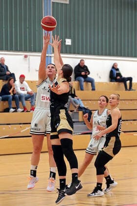 27 10 2021, xovx, Basketball Women DBBL Cup, Bender Baskets Grünberg TK Hannover Luchse v l Olivia Nash Bender Baskets Grünberg , Patricia Broßmann TK Hannover Luchse , Nina Horvath Bender Baskets Grünberg , Aliaksandra Tarasava TK Hannover Luchse Grünberg Sporthalle Theo Koch Schule Hessen Germany DE