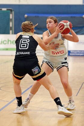 27 10 2021, xovx, Basketball Women DBBL Cup, Bender Baskets Grünberg TK Hannover Luchse v l Finja Schaake TK Hannover Luchse , Linn Villwock Bender Baskets Grünberg Grünberg Sporthalle Theo Koch Schule Hessen Deutschland DE