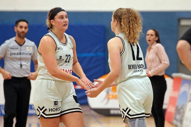 27 10 2021, xovx, Basketball Damen DBBL Pokal, Bender Baskets Grünberg TK Hannover Luchse v l Olivia Nash Bender Baskets Grünberg , Carlice Poelstra Bender Baskets Grünberg Grünberg Sporthalle Theo Koch Schule Hessen Germany EN