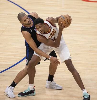 Nicolas Batum 33 of the Los Angeles Clippers defends against Evan Mobley 4 of the Cleveland Cavaliers during their regular season NBA, Basketball Herren, USA game on Wednesday October 27, 2021 at the Staples Center in Los Angeles, California USA. Clippers vs. Cavaliers !ACHTUNG: NUR REDAKTIONELLE NUTZUNG!  Copyright: xJAVIERxROJASx AME2653 20211028-99e684a1252bb708b25b5ea70f40e4c71a47bc10