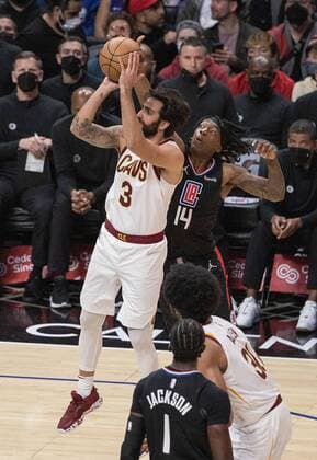 Ricky Rubio 3 of the Cleveland Cavaliers takes a jump shot as he is defended by Terance Mann 14 of the Los Angeles Clippers during their regular season NBA, Basketball Herren, USA game on Wednesday October 27, 2021 at the Staples Center in Los Angeles, California USA. Clippers vs. Cavaliers !ACHTUNG: NUR REDAKTIONELLE NUTZUNG!  Copyright: xJAVIERxROJASx AME2657 20211028-aca6e951548a1b5571c15c2c5d495f9dbb08ea95