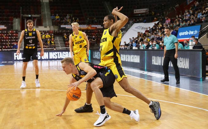 Ludwigsburg , Basketball Champions League MHP Riesen Ludwigsburg vs Lenovo Tenerife , from left Tobias Borg Tenerife Tremmell Darden Riesen