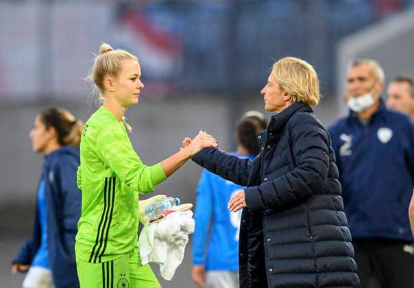 Final cheer GER, national coach trainer Martina VOSS TECKLENBURG GER applauds the players, l goalkeeper goalkeeper Merle FROHMS GER football country match women, world cup qualification, Germany GER Israel ISR 7 0, on 26 10 2021 in Essen Germany Â