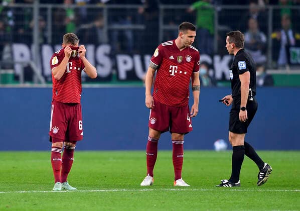 Football DFB Pokal 2 Round 2021 2022 27 10 2021 Borussia Moenchengladbach FC Bayern Muenchen Disappointment FC Bayern Muenchen Joshua Kimmich left and Niklas Suele center with referee Tobias Stieler right