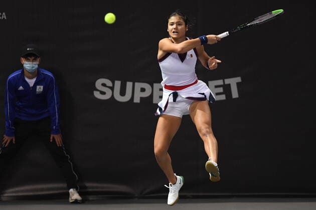 Sport Themen der Woche KW43 2021 Transylvania Open Emma Raducanu, in action - serving the ball in her match against Polons Hercog on day four of WTA, Tennis Damen 250 Transylvania Open Tour held in BT Arena, Cluj-Napoca 26 October 2021 Cluj-Napoca Romania  Copyright: xFlaviuxBuboix buboi-notitle211027_npgGb