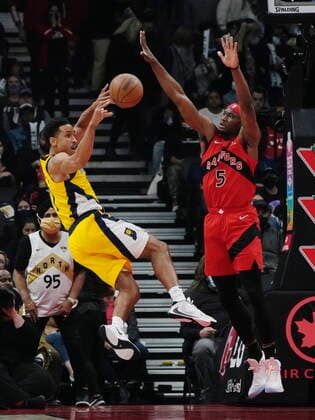 October 27, 2021, TORONTO, ON, CANADA: Indiana Pacers guard Malcolm Brogdon (7) passes as Toronto Raptors forward Precious Achiuwa (5) defends during first half NBA, Basketball Herren, USA basketball action in Toronto on Wednesday, October 27, 2021. Canada News - October 27, 2021  - ZUMAc35_ 20211027_zaf_c35_083 Copyright: xNathanxDenettex