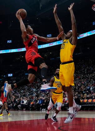 October 27, 2021, TORONTO, ON, CANADA: Toronto Raptors forward Scottie Barnes (4) drives to the rim against Indiana Pacers centre Myles Turner (33) during first half NBA, Basketball Herren, USA basketball action in Toronto on Wednesday, October 27, 2021. Canada News - October 27, 2021  - ZUMAc35_ 20211027_zaf_c35_096 Copyright: xNathanxDenettex
