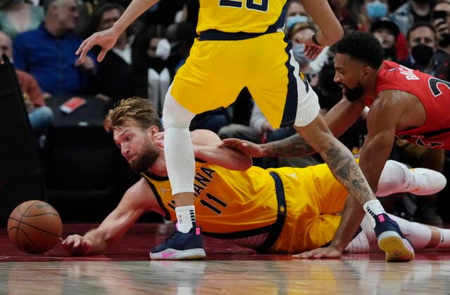 October 27, 2021, TORONTO, ON, CANADA: Indiana Pacers forward Domantas Sabonis (11) and Toronto Raptors centre Khem Birch (24) fall to the court chasing the ball during second half NBA, Basketball Herren, USA basketball action in Toronto on Wednesday, October 27, 2021. Canada News - October 27, 2021  - ZUMAc35_ 20211027_zaf_c35_114 Copyright: xNathanxDenettex