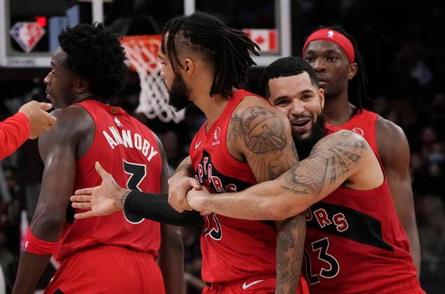 October 27, 2021, TORONTO, ON, CANADA: Toronto Raptors guard Fred VanVleet (23) hugs guard Gary Trent Jr. (33) during second half NBA, Basketball Herren, USA basketball action against the Indiana Pacers in Toronto on Wednesday, October 27, 2021. Canada News - October 27, 2021  - ZUMAc35_ 20211027_zaf_c35_123 Copyright: xNathanxDenettex