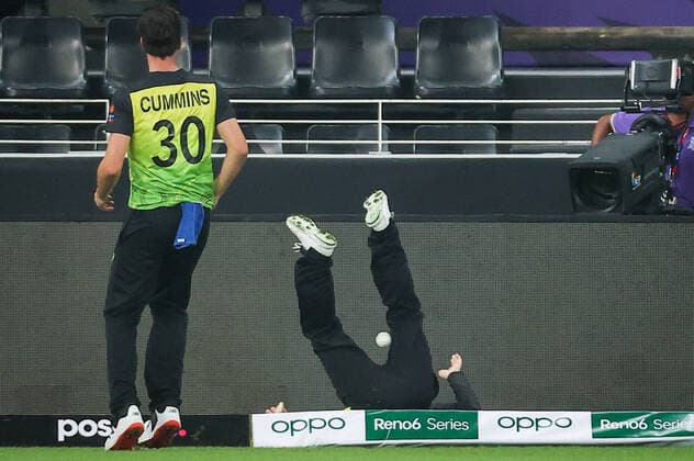 Bilder des Jahres 2021, Sport 10 Oktober Sport Themen der Woche KW43 Sport Bilder des Tages CRICKET T20 AUSTRALIA SRI LANKA, Pat Cummins (L) of Australia watches as team mate David Warner fails to stop a boundary during the ICC Men s T20 World Cup cricket match between Australia and Sri Lanka, at Dubai International Cricket Stadium, Dubai, Thursday, October 28, 2021. ( NO ARCHIVING, EDITORIAL USE ONLY, NO USE IN BOOKS WITHOUT CONSENT DUBAI UNITED ARAB EMIRATES  Copyright: xDAVIDxGRAYx 20211029001590503102