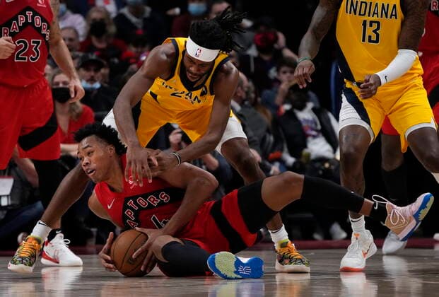 October 27, 2021, TORONTO, ON, CANADA: Toronto Raptors forward Scottie Barnes (4) battles for the ball agaianst Indiana Pacers forward Isaiah Jackson (23) during second half NBA, Basketball Herren, USA basketball action in Toronto on Wednesday, October 27, 2021. Canada News - October 27, 2021  - ZUMAc35_ 20211027_zaf_c35_133 Copyright: xNathanxDenettex