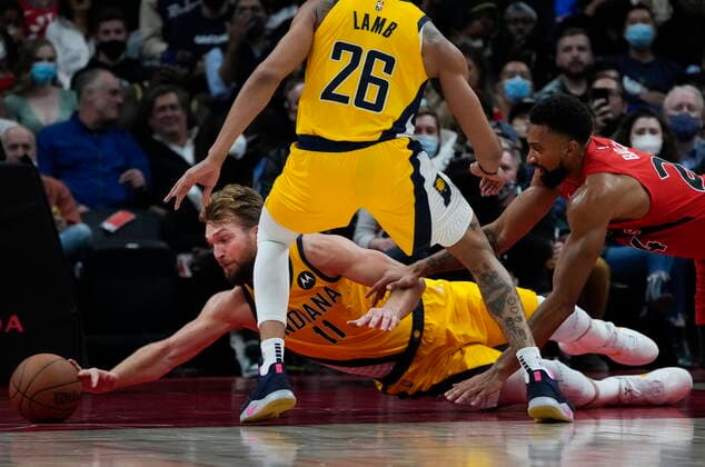 October 27, 2021, TORONTO, ON, CANADA: Indiana Pacers forward Domantas Sabonis (11) battles for the loose ball against Toronto Raptors centre Khem Birch (24) during second half NBA, Basketball Herren, USA basketball action in Toronto on Wednesday, October 27, 2021. Canada News - October 27, 2021  - ZUMAc35_ 20211027_zaf_c35_135 Copyright: xNathanxDenettex