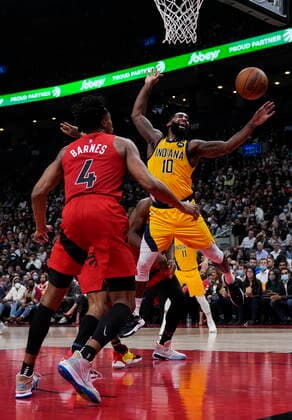 October 27, 2021, TORONTO, ON, CANADA: Indiana Pacers guard Brad Wanamaker (10) loses the ball as Toronto Raptors forward Scottie Barnes (4) looks on during second half NBA, Basketball Herren, USA basketball action in Toronto on Wednesday, October 27, 2021. Canada News - October 27, 2021  - ZUMAc35_ 20211027_zaf_c35_138 Copyright: xNathanxDenettex