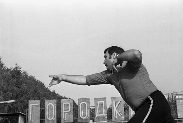 6660470 10.08.1986 Gorodki, an old Russian popular game. A participant during competitions in Saransk, Mordovian ASSR. N. Kobrov Playing gorodki 