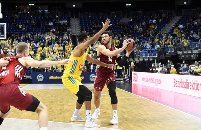 Basketball, Men, 2021 2022 season, Turkish Airlines EuroLeague matchday 7 , Alba Berlin FC Bayern Munich, v l Ognjen Jaramaz Bayern Munich , Johannes Thiemann Alba Berlin , Gavin Schilling Bayern Munich , 28 10 2021, Copyright: xSebastianxRäppold MatthiasxKochx