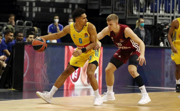 Maodo Lo, Ognjen Jaramaz action game scene duel sports basketball EuroLeague mens season 2021 2022 28 10 2021 ALBA Berlin vs FC Bayern Munich