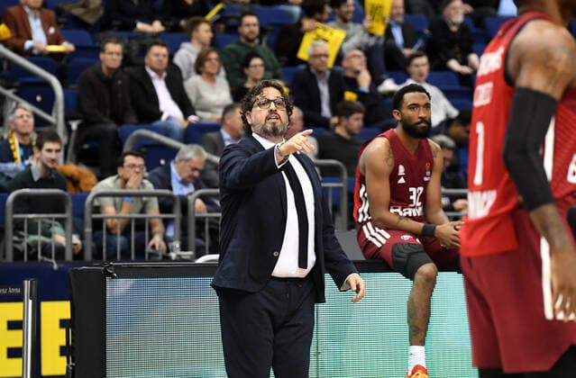 Basketball, Men, 2021 2022 season, Turkish Airlines EuroLeague matchday 7 , Alba Berlin FC Bayern Munich, v l coach Andrea Trinchieri Bayern Munich , 28 10 2021, Copyright: xSebastianxRäppold MatthiasxKochx