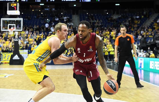 Basketball, Men, 2021 2022 season, Turkish Airlines EuroLeague matchday 7 , Alba Berlin FC Bayern Munich, v l Luke Sikma Alba Berlin , Deshaun Thomas Bayern Munich , 28 10 2021, Copyright: xSebastianxRäppold MatthiasxKochx