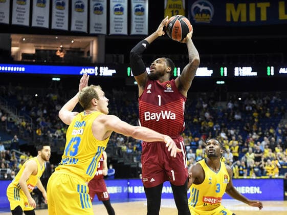 Basketball, Men, 2021 2022 season, Turkish Airlines EuroLeague matchday 7 , Alba Berlin FC Bayern Munich, v l Luke Sikma Alba Berlin , Deshaun Thomas Bayern Munich , Jaleen Smith Alba Berlin , 28 10 2021, Copyright: xSebastianxRäppold MatthiasxKochx
