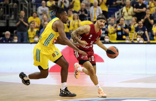 Jaleen Smith, Nick Weiler Babb action game scene duel sports basketball EuroLeague mens season 2021 2022 28 10 2021 ALBA Berlin vs FC Bayern Munich