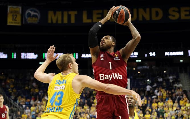 Luke Sikma, Deshaun Thomas action game scene duel sports basketball EuroLeague men season 2021 2022 28 10 2021 ALBA Berlin vs FC Bayern Munich