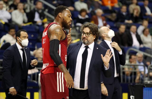 Deshaun Thomas, coach Andrea Trinchieri talking sports basketball EuroLeague men season 2021 2022 28 10 2021 ALBA Berlin vs FC Bayern Munich