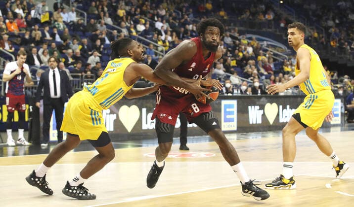 Jaleen Smith, Othello Hunter action game scene duel sports basketball EuroLeague mens season 2021 2022 28 10 2021 ALBA Berlin vs FC Bayern Munich