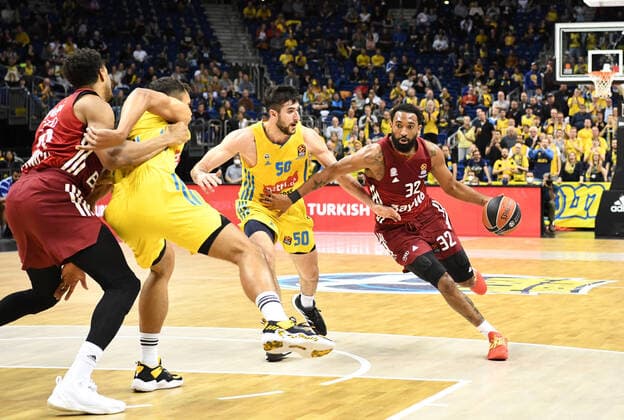 Basketball, Men, 2021 2022 season, Turkish Airlines EuroLeague Matchday 7 , Alba Berlin FC Bayern Munich, v l Augustine Rubit Bayern Munich , Oscar da Silva Alba Berlin , Yovel Zoosman Alba Berlin , Darrun Hilliard Bayern Munich , 28 10 2021, Copyright: xSebastianxRäppold MatthiasxKochx
