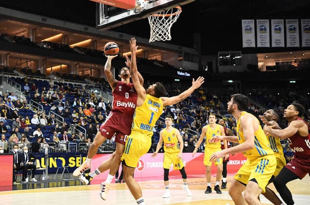 Basketball, Men, 2021 2022 season, Turkish Airlines EuroLeague Matchday 7 , Alba Berlin FC Bayern Munich, v l Nick Weiler Babb Bayern Munich , Oscar da Silva Alba Berlin , 28 10 2021, Copyright: xSebastianxRäppold MatthiasxKochx