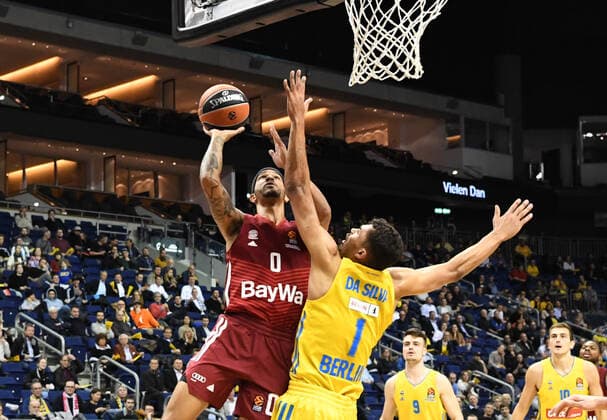 Basketball, Men, 2021 2022 season, Turkish Airlines EuroLeague Matchday 7 , Alba Berlin FC Bayern Munich, v l Nick Weiler Babb Bayern Munich , Oscar da Silva Alba Berlin , 28 10 2021, Copyright: xSebastianxRäppold MatthiasxKochx