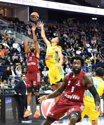 Basketball, Men, 2021 2022 season, Turkish Airlines EuroLeague matchday 7 , Alba Berlin FC Bayern Munich, v l Darrun Hilliard Bayern Munich , Oscar da Silva Alba Berlin , Othello Hunter Bayern Munich , 28 10 2021, Copyright: xSebastianxRäppold MatthiasxKochx