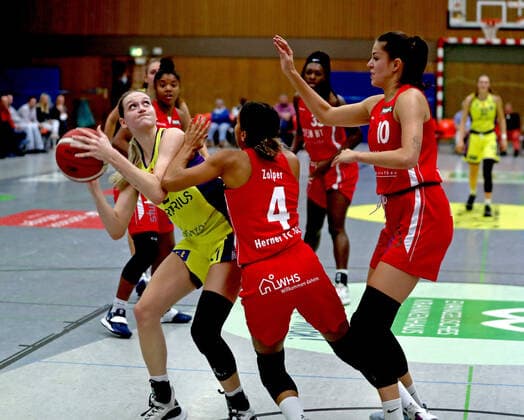GSD zje123 Basketball Bundesliga Women Medical Instinct Violets BG74 Herner TC Göttingens Kristyna Brabencova on the ball against Hernes Laura Zolper and Veronica Remenarowa