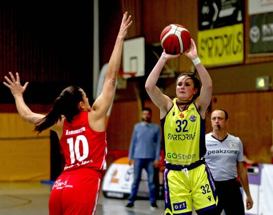 GSD zje123 Basketball Bundesliga Women Medical Instinct Violets BG74 Herner TC Göttingens Katharine Tudor on the ball against Hernes Veronica Remenarowa