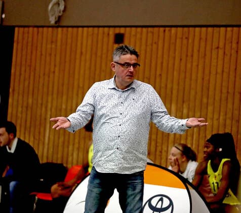 GSD zje123 Basketball Bundesliga Women Medical Instinct Violets BG74 Herner TC Göttingen coach Goran Lojo at a loss